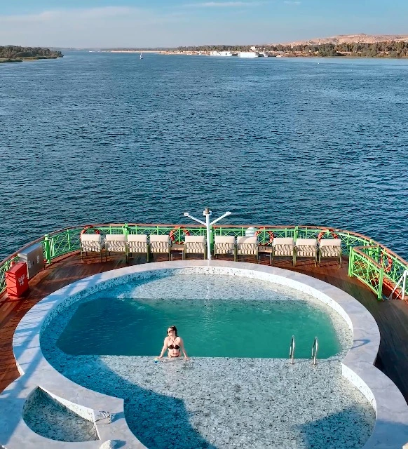 Sun deck & Pool