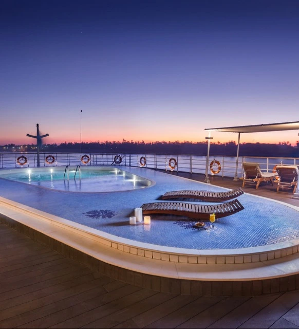 Sundeck & pool